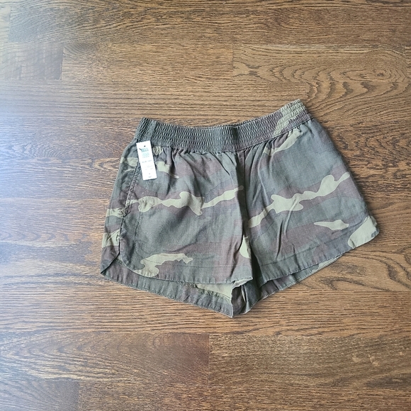 TNA Pants - NWT TNA Trope shorts women's sz. M camouflage